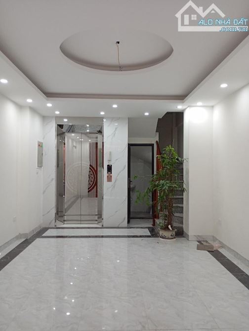 Bán nhà Lạc Long Quân, Tây Hồ. 31m2, 7 tầng, thang máy, nhà đẹp gần đg ô tô. 9 tỷ