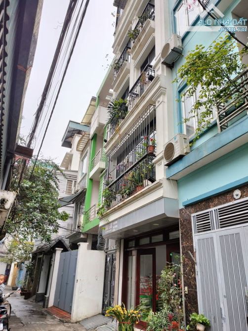 Bán Nhà 42m2 tại Bồ Đề Long Biên 11,5Tỷ , Vị Trí Trung Tâm  Lô Góc Ngõ Thông  Ôtô Tránh