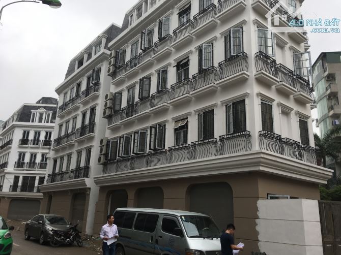 Cho thuê nhà The Manor CentralPark Nguyễn Xiển, DT 75m x 5T, 2 mặt tiền, nhà đẹp đỗ nhiều