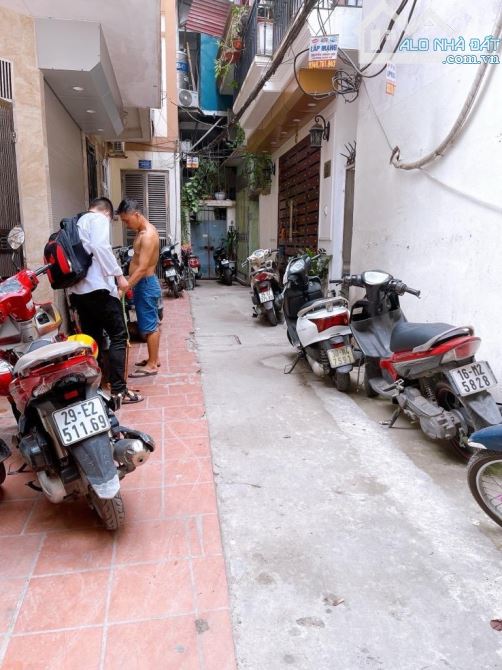 Bán nhà Trương Định 42m, xây dựng 5 tầng ngõ nông gần phố