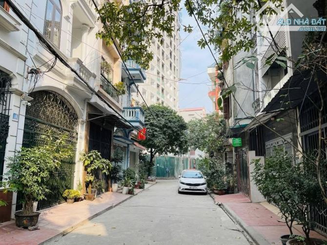 Bán nhà Phân Lô ôtô tránh ngõ thông Phố Phùng Chí Kiên