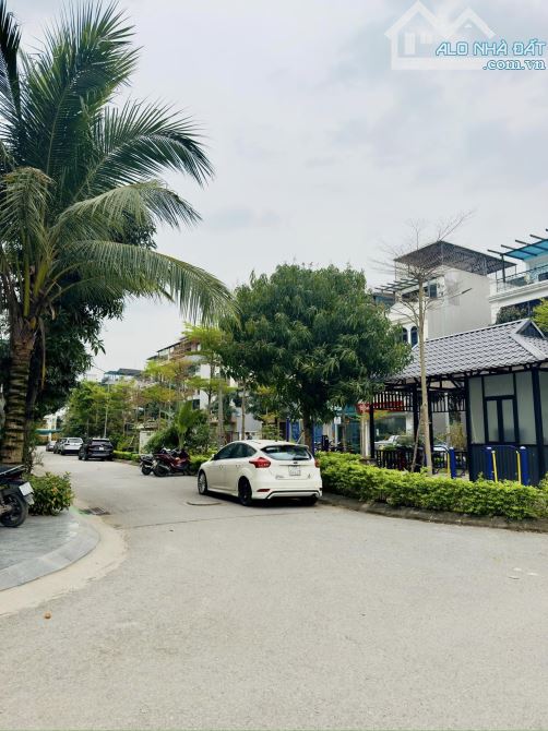 Bán mành đất LK KĐT Tây Nam Linh Đàm view vườn hoa. DT 90m 5 tầng. Giá 18 tỷ TL