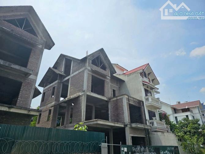 BÁN BT KĐT THÀNH PHỐ GIAO LƯU PHẠM VĂN ĐỒNG; SĐ 210M, MT 11M, 4 TẦNG. 73 TỶ