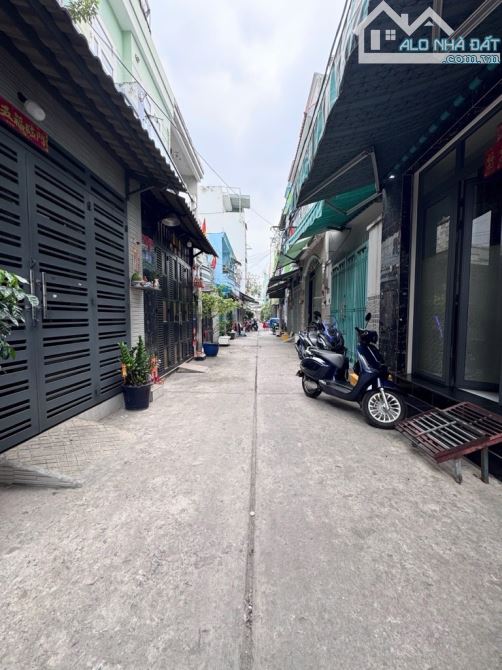 HẺM XE HƠI 5M  LÊ VĂN QUỚI - NGÃ TƯ 4 XÃ - NHÀ MỚI ĐẸP 2 TẦNG 3 PHÒNG NGỦ 42M2 CHỈ 4.35 TỶ