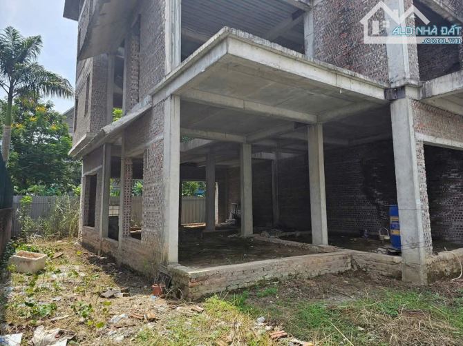BÁN BT KĐT THÀNH PHỐ GIAO LƯU PHẠM VĂN ĐỒNG; SĐ 210M, MT 11M, 4 TẦNG. 73 TỶ - 1