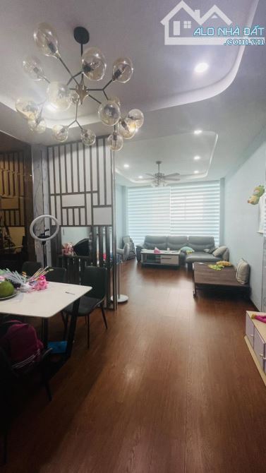 HỒNG BÀNG -P.9-Q.6- DƯỚI CHÂN CẦU VƯỢT CÂY GÕ -KHÔNG LỘ GIỚI- DT: 4*18,- CHỈ 16 TỶ - 1