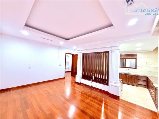 BÁN BIỆT THỰ NHÀ VƯỜN PHỐ VŨ TRỌNG PHỤNG 141M2- 4 TẦNG - MT9M- 70 TỶ - 18
