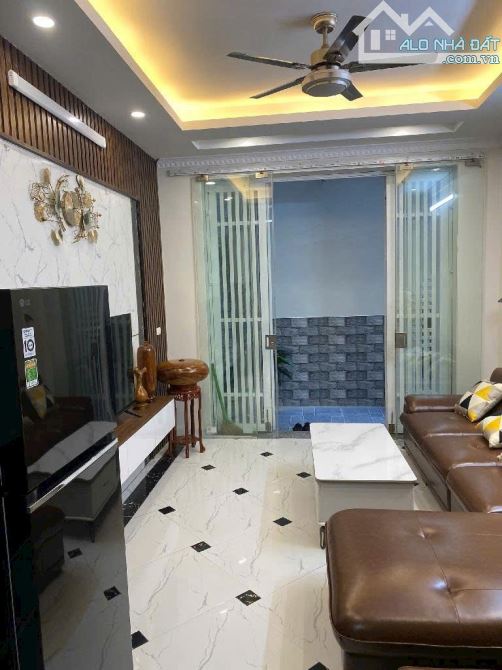 Nhà mới đẹp gần phố - ngõ nông rộng nội thất đẹp - đầy đủ công năng dân trí cao an sinh đì - 2