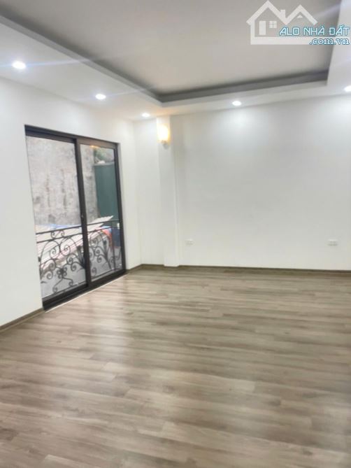 Bán nhà đường sông sét , ô tô đỗ 10m , thang máy nhập khẩu , dt 50m x 6T x 8,9 tỷ