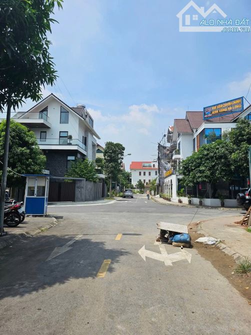 BÁN BT KĐT THÀNH PHỐ GIAO LƯU PHẠM VĂN ĐỒNG; SĐ 210M, MT 11M, 4 TẦNG. 73 TỶ - 2
