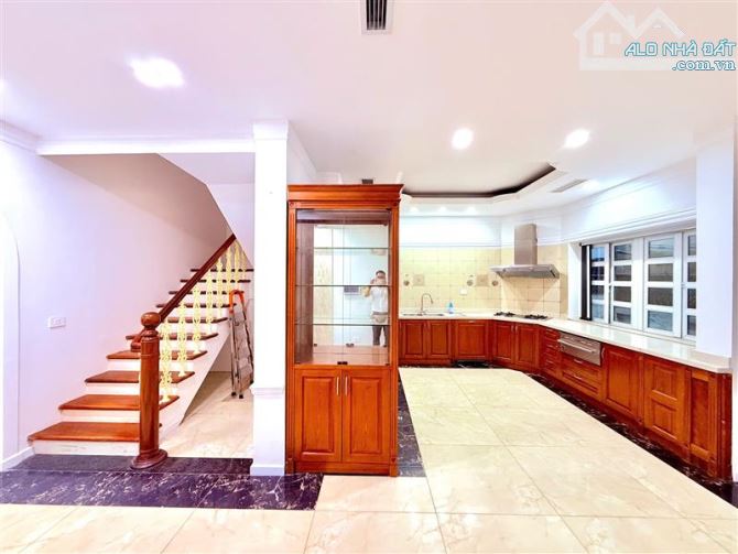 BÁN BIỆT THỰ NHÀ VƯỜN PHỐ VŨ TRỌNG PHỤNG 141M2- 4 TẦNG - MT9M- 70 TỶ - 23