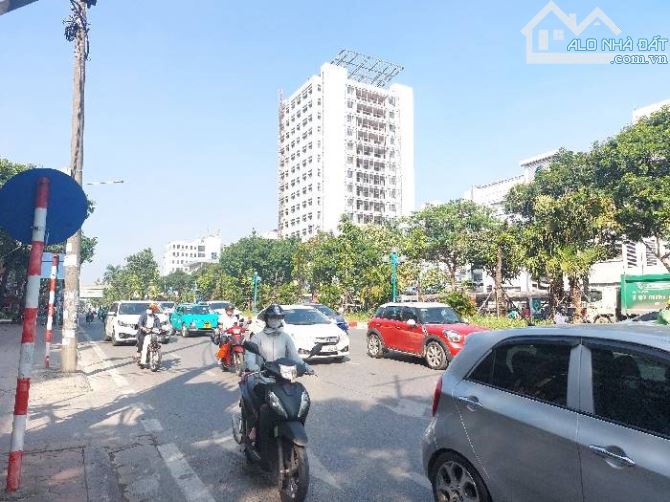 MẶT PHỐ HOÀNG QUỐC VIỆT 192m giá 90 tỷ - VỈA HÈ ĐÁ BÓNG - THANG MÁY - DÒNG TIỀN ỔN ĐỊNH - 3