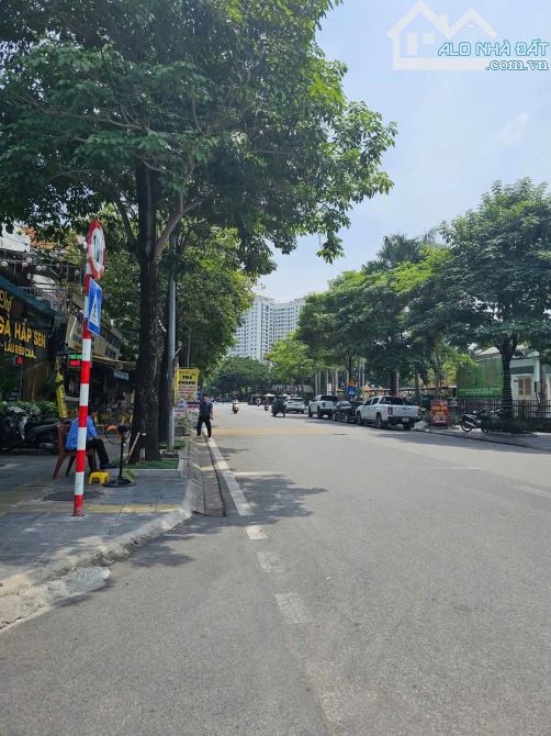 BÁN BT KĐT THÀNH PHỐ GIAO LƯU PHẠM VĂN ĐỒNG; SĐ 210M, MT 11M, 4 TẦNG. 73 TỶ - 3