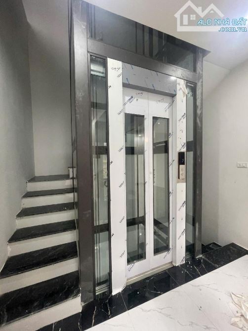 Bán nhà đường sông sét , ô tô đỗ 10m , thang máy nhập khẩu , dt 50m x 6T x 8,9 tỷ