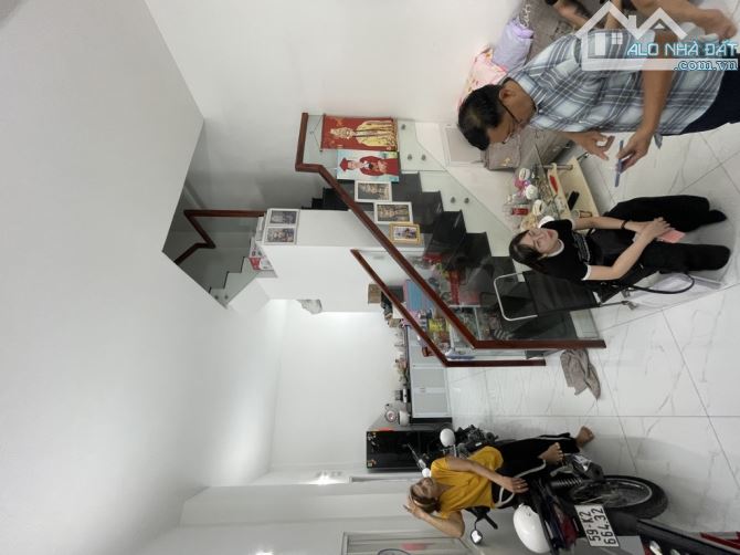 HIẾM MẶT TIỀN KINH DOANH GẦN CHỢ TÂN HƯƠNG 2 TẦNG 16M2 CHỈ 2 TỶ 4 - 4