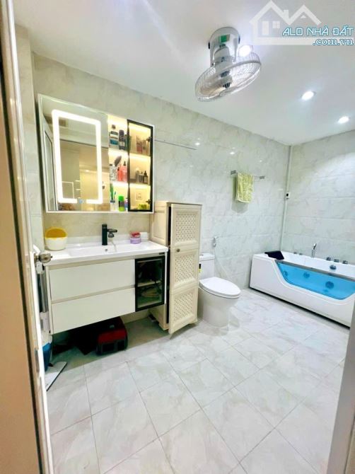 BÁN NHÀ HẺM NGUYỄN THỊ THẬP - CHDV DÒNG TIỀN HƠN 100TR/TH - 5 TẦNG 120M2 - CHỈ 25 TỶ - 5