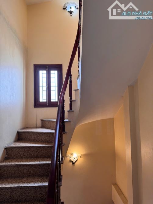 Bán gấp nhà MP Trần Khát Chân HBT,đường 2 chiều,vỉa hè đá bóng,kinh doanh đỉnh, chỉ 28 tỷ - 6