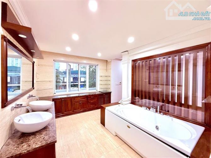 BÁN BIỆT THỰ NHÀ VƯỜN PHỐ VŨ TRỌNG PHỤNG 141M2- 4 TẦNG - MT9M- 70 TỶ - 6