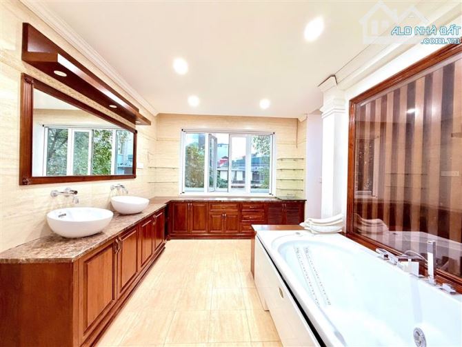 BÁN BIỆT THỰ NHÀ VƯỜN PHỐ VŨ TRỌNG PHỤNG 141M2- 4 TẦNG - MT9M- 70 TỶ - 7