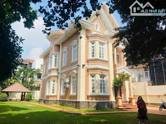 Bán villa phong cách châu Âu hiện đại 26x32m, 2 lầu MT Nguyễn Văn Hưởng, P. Thảo Điền,Q 2
