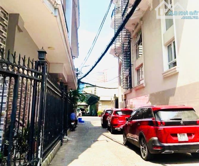 HÀNG XỊN KÈO THƠM KHU TRUNG TÂM HÀNH CHÍNH QUẬN GIÁP RANH QUẬN 1 GẦN 70M2 - MẶT HẼM XE HƠI