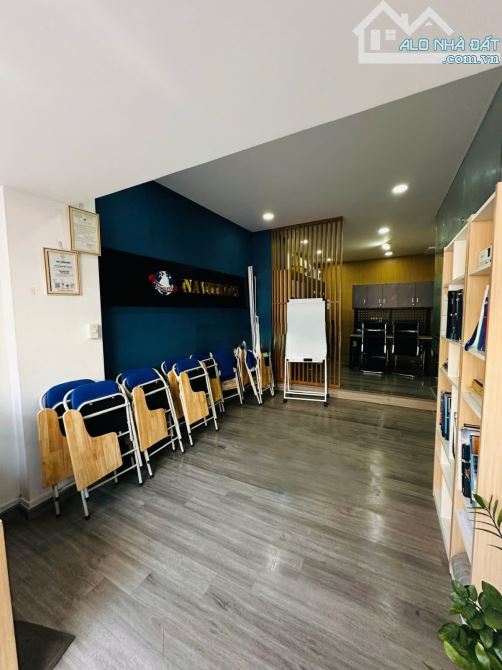 Cho thuê nhà mặt tiền  Sư Vạn Hạnh, Phường 12, Quận 10. DT 4x 20, trệt 3 lầu