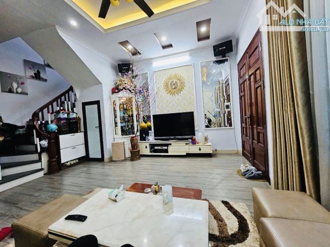 Phạm Văn Đồng-Lô Góc 3 Thoáng -Cách Mặt Phố Chỉ 30m -35m .6 Tầng .4 Ngủ. Giá 7,3 Tỷ