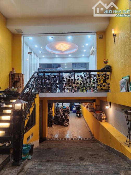 Mặt bằng cho thuê hẻm xe hơi. GIÁ CHỈ 10 TRIỆU Ngang 5m dài 20m. 1 tầng hầm để được 2 chiế