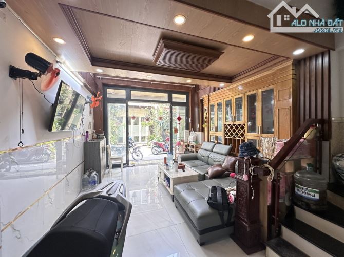 Gấp bán nhà HXH, đường Nguyễn Văn Khối, F11, Gò Vấp, 42m2, 4 lầu, 5PN,4WC, nhỉnh 6 tỷ
