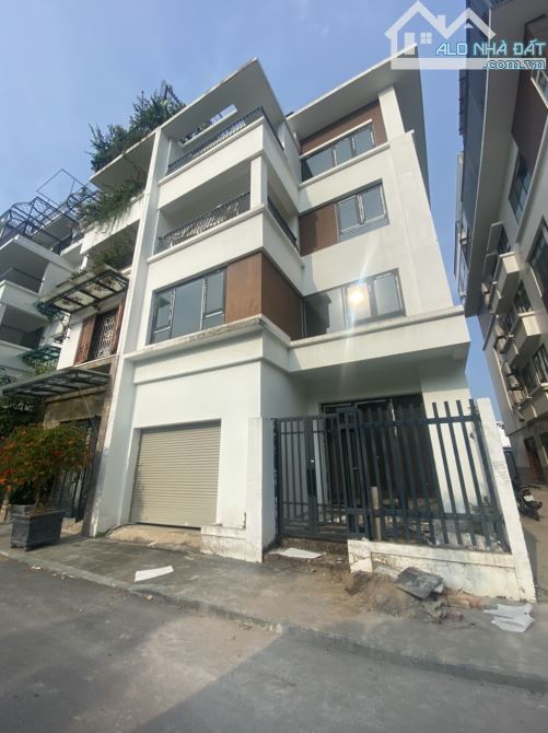 Cho thuê nhà MP Nguyễn Khắc Cần - Tràng Tiền 240m2 sử dụng, 3 tầng, 6.5m MT, Mô hình sạch