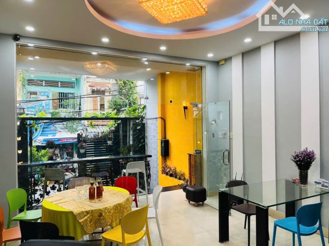 Mặt bằng cho thuê hẻm xe hơi. GIÁ CHỈ 10 TRIỆU Ngang 5m dài 20m. 1 tầng hầm để được 2 chiế - 1