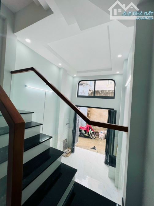 Bán Tòa nhà Mặt Tiền Đường Thương hiệu, Quận 7. DT = 252m2. Giá chỉ : 70 tỷ(TL) : - 1