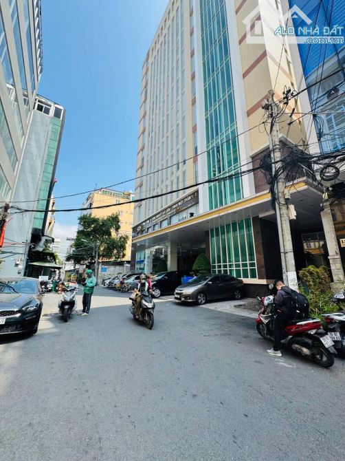 HÀNG XỊN KÈO THƠM KHU TRUNG TÂM HÀNH CHÍNH QUẬN GIÁP RANH QUẬN 1 GẦN 70M2 - MẶT HẼM XE HƠI - 2