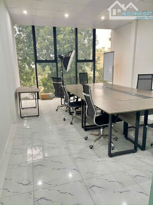Mặt Phố Yên Lãng - vỉa hè 3m - kinh doanh sầm uất - 4 tầng - 10.3 Tỷ - 2