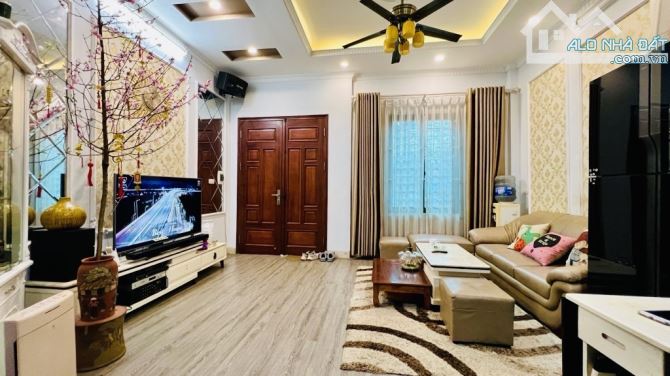 Phạm Văn Đồng-Lô Góc 3 Thoáng -Cách Mặt Phố Chỉ 30m -35m .6 Tầng .4 Ngủ. Giá 7,3 Tỷ - 2