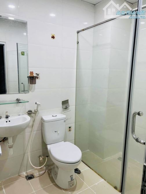 HÀNG XỊN KÈO THƠM KHU TRUNG TÂM HÀNH CHÍNH QUẬN GIÁP RANH QUẬN 1 GẦN 70M2 - MẶT HẼM XE HƠI - 5