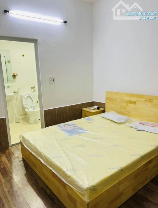 HÀNG XỊN KÈO THƠM KHU TRUNG TÂM HÀNH CHÍNH QUẬN GIÁP RANH QUẬN 1 GẦN 70M2 - MẶT HẼM XE HƠI - 7