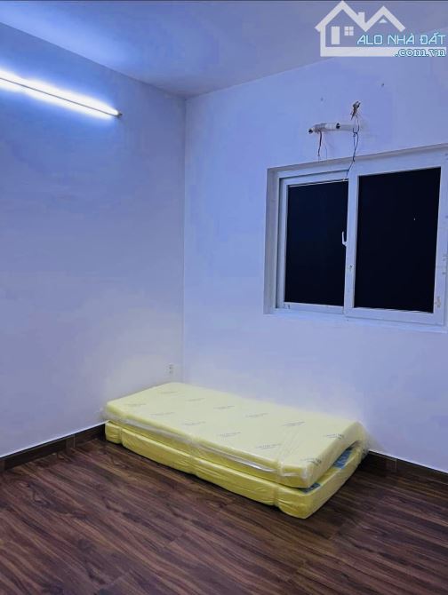 HÀNG XỊN KÈO THƠM KHU TRUNG TÂM HÀNH CHÍNH QUẬN GIÁP RANH QUẬN 1 GẦN 70M2 - MẶT HẼM XE HƠI - 8