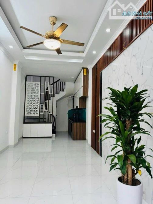 Nhà nằm ngay trường THCS Đông La - 4,5 tầng- 30m2. 10m ra trục chính Ở luôn