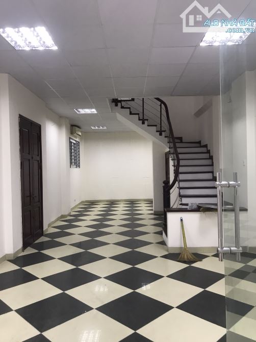 Cho thuê gấp căn nhà Đội Cấn 80m2x5T MT5m oto 7 chỗ vào nhà sạch sẽ nhiều phòng 30tr/th