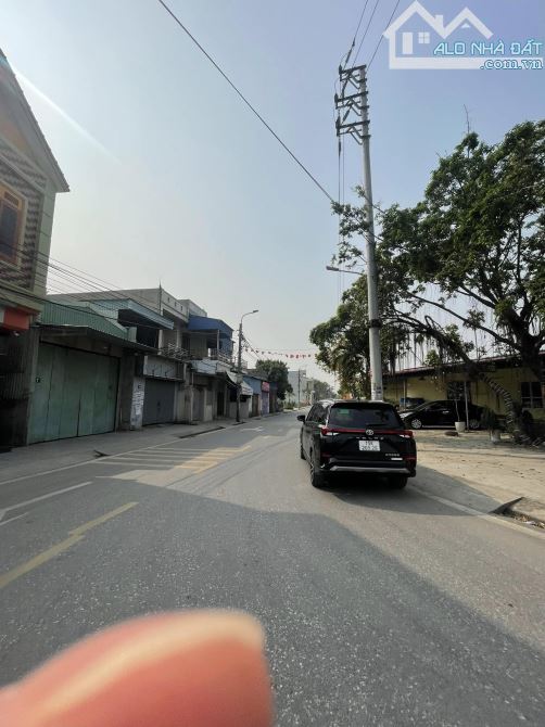 Chuyển nhượng đất mặt đường Hoàng Thị Lãng đi vài bước chân ra đường 208