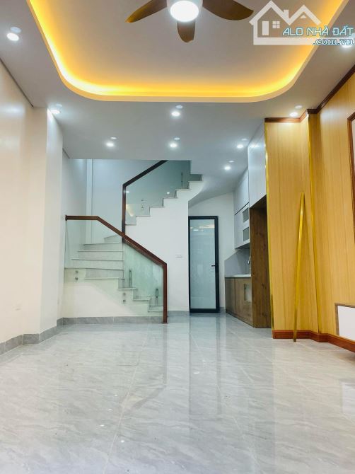 BÁN NHÀ SIÊU ĐẸP THẠCH BÀN 32M2 5T NỞ HẬU, Ô TÔ ĐỖ CẠNH NHÀ, NHỈNH 6 TỶ