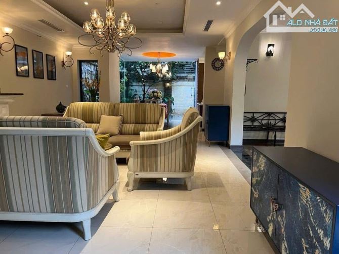 Nhanh không hết Hàng Vip Cự Lộc toà nhà 8 tầng thang máy 100m2 view hồ siêu lợi nhuận