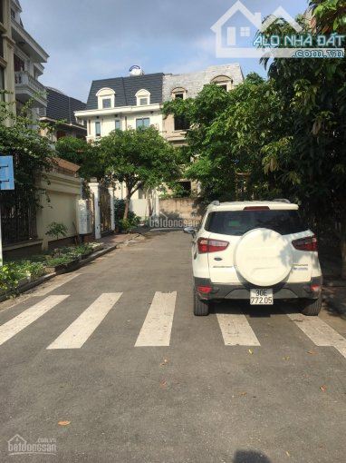 Cho thuê biệt thự Bán Đảo Linh Đàm Hoang Mai DT 250m x 3,5T, mt 10m ô tô đỗ cửa giá 40 tr