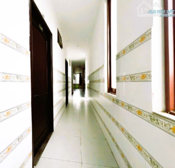 KHÁCH SẠN VIP - 4 TẦNG - 20 PHÒNG - DÒNG TIỀN 60 TRIỆU/THÁNG, GẦN BẾN XE TT LIÊN CHIỂU.