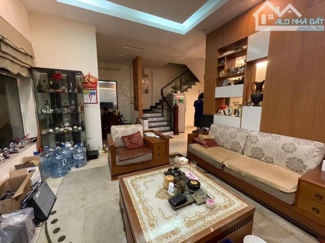 Giảng Võ ở ngay, Phân lô CB, Đầu ngõ, Oto vào nhà. 76m2 x 6t, MT 7.7m. 26.5 tỷ