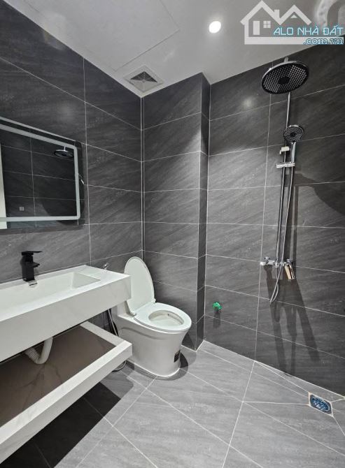 Nhà nằm ngay trường THCS Đông La - 4,5 tầng- 30m2. 10m ra trục chính Ở luôn - 1