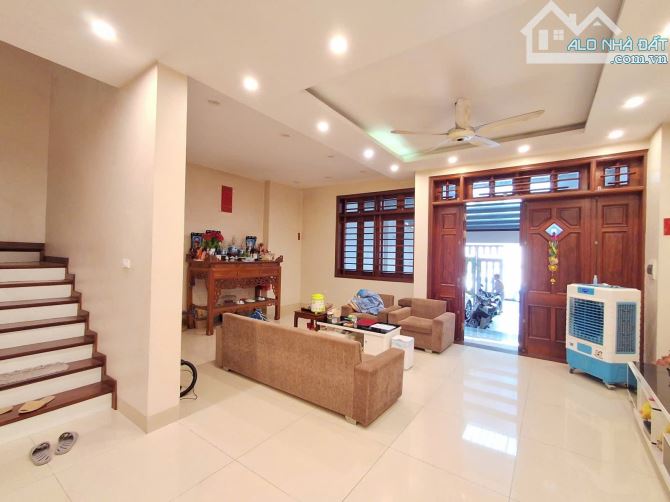 Bán biệt thự thạch bàn 140m² , mt 6,2m , nhà 3 tầng giá 22,8 tỷ đường ôtô tránh vỉa hè
