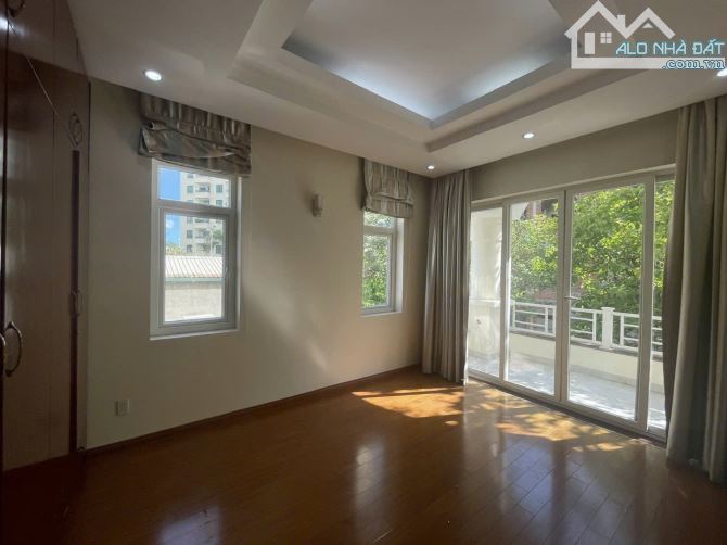 Biệt thự  Nguyễn Văn Hưởng, P.TĐ, Q.2  - 15m x 20.5m, CN : 300m2 Gía 90 tỷ - 1