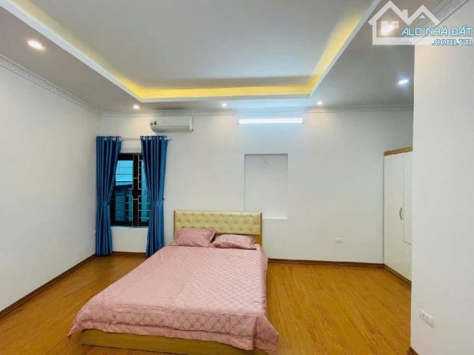 Bán đất tặng nhà 4 tầng Cầu Giấy - ô tô tránh - 55 m2 - phân lô - 1